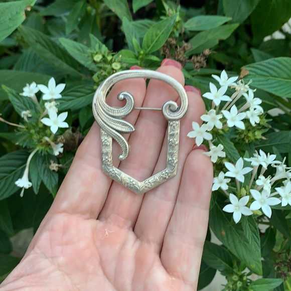Vintage Sterling Silver Curved Flower Brooch - Picture 7 of 17